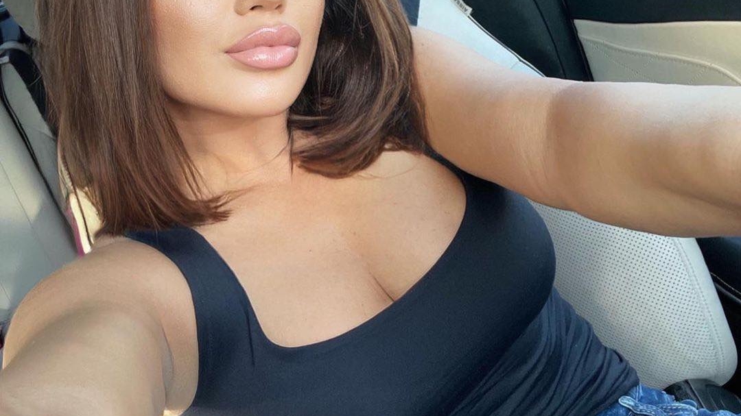 A renunțat la BMW-ul roz!? Carmen de la Sălciua s-a fotografiat cu noua mașină! Cum și-a pus ”amprenta” pe bolid