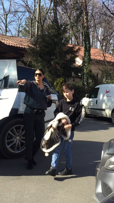 Roxana Dobre a ieșit în parc alături de cele două fetițe, câteva prietene, dar și de sora lui Florin Salam