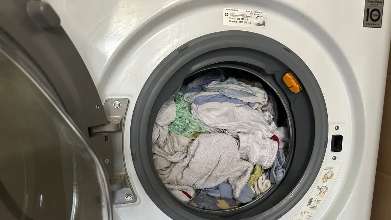 Greșelile pe care încă le facem atunci când spălăm rufele. Obiceiuri vechi care pot strica hainele