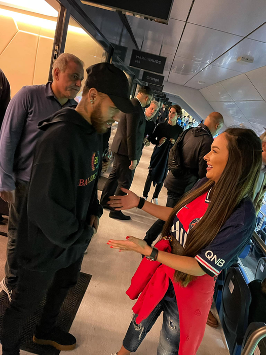 Vlăduța Lupău, întâlnire de gradul zero la Paris! Artista, în brațele lui Neymar pe stadionul Parc des Princes. „Dacă îți dorești cu adevărat ceva se întâmplă”
