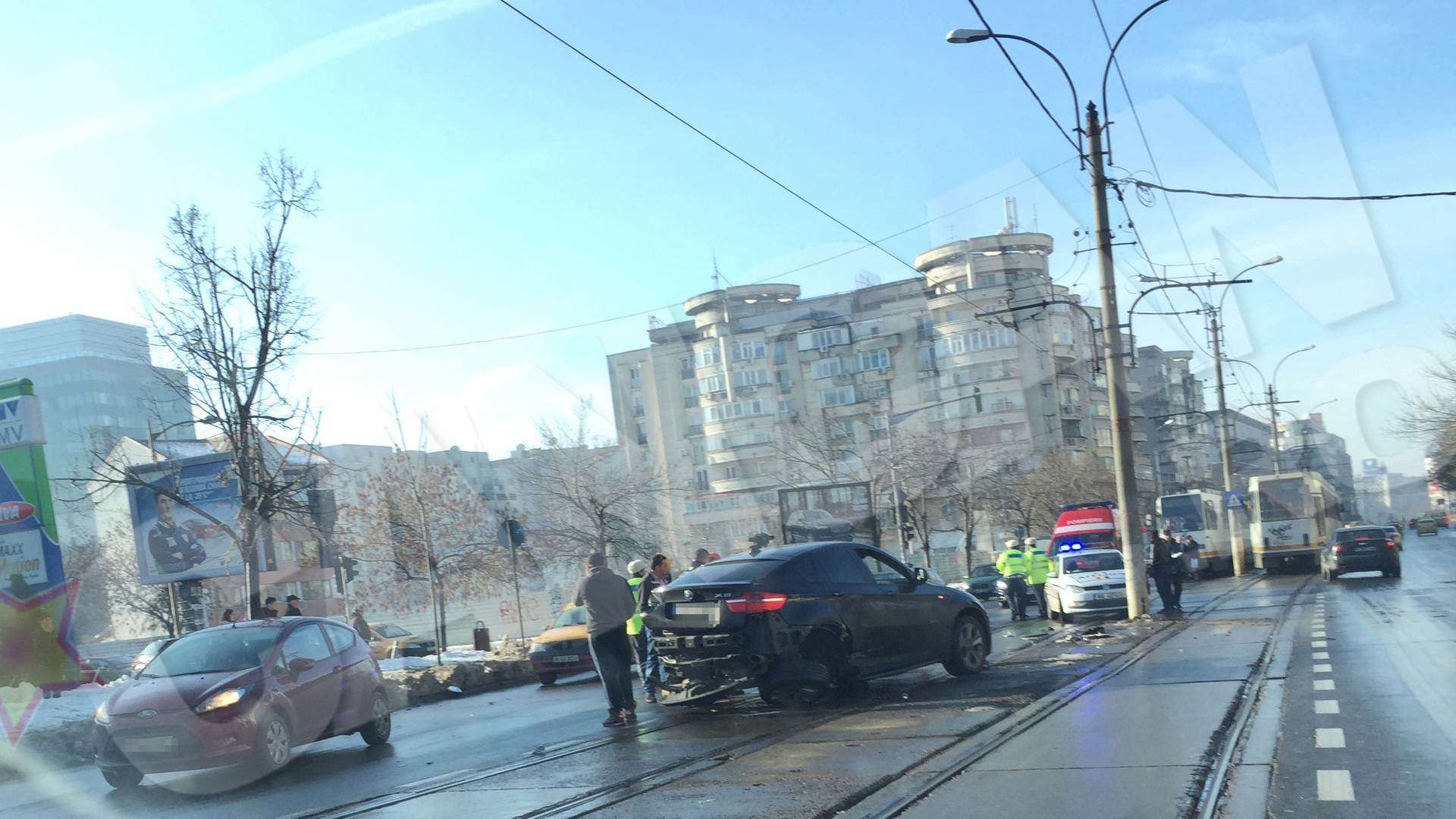 Atentie la neatentie! Un bolid de lux a fost scos de pe carosabil dupa ce..