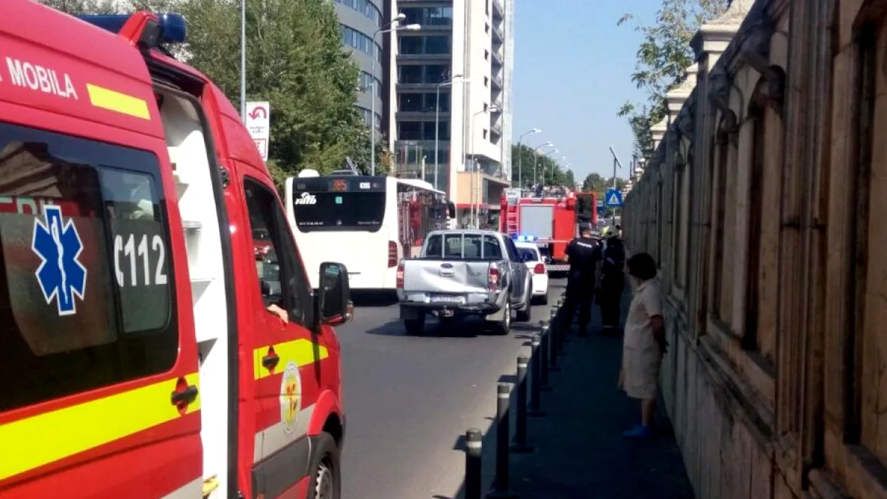 Accident în centrul Capitalei soldat cu opt răniţi. Un autobuz RATB s-a ciocnit de o altă maşină