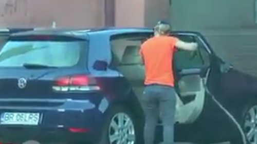 Surpriza incredibilă de care a avut parte un client al unei spălătorii! A comandat interior-exterior, iar mașina lui...