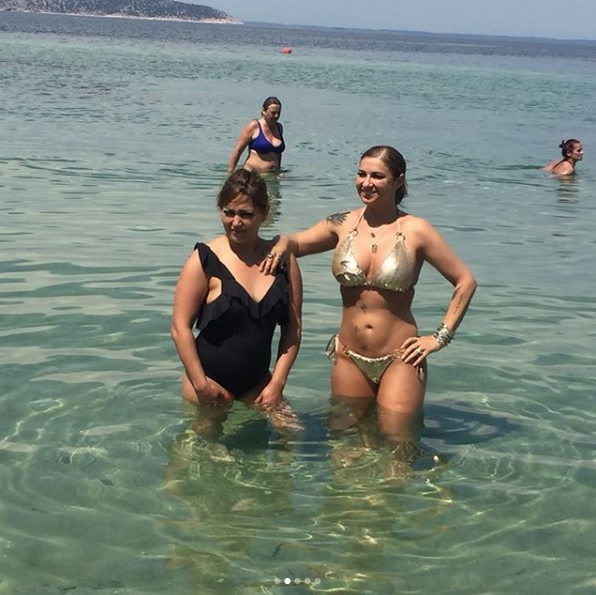 Anamaria Prodan a stârnit un val de controverse după ce s-a afișat în costum de baie: ” Doliul a apus în fața banilor”
