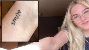 Tânăra din imagine și-a tatuat cuvântul "smile" pe antebrațul drept, dar acum regretă profund. Ce cuvânt murdar apare în reflexia oglinzii