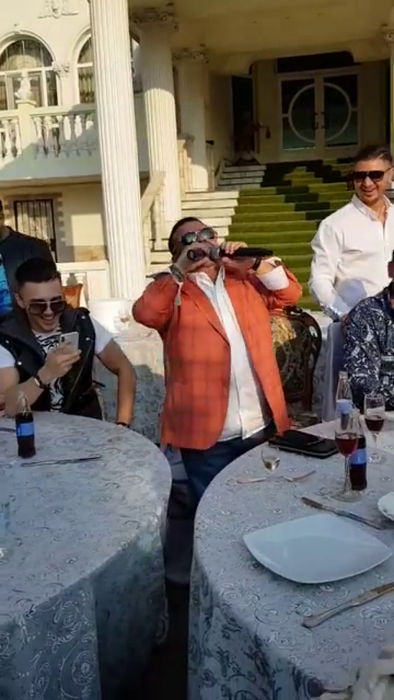 La asta, cu siguranță, nu te așteptai! Adrian Minune și Marcel Pavel, duet în curtea casei