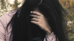 Ordin de restricție pentru un minor care și-a agresat iubita, în plină stradă! „Ambulanța m-a dus la spital unde am stat 5 zile”
