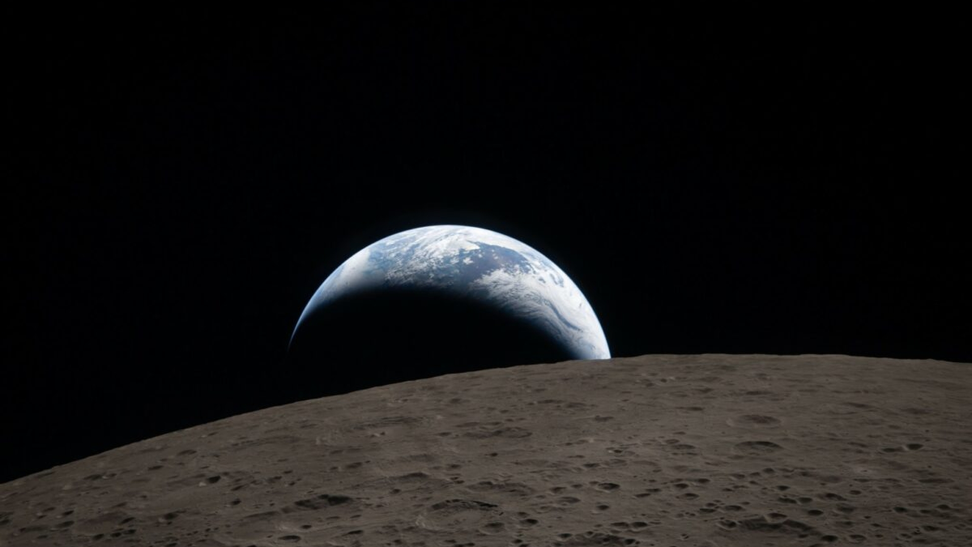 Cum arată partea nevăzută a Lunii, de fapt. Imagini spectaculoase surprinse de echipajul de la bordul misiunii Artemis II