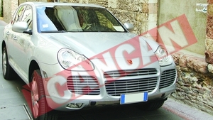 Un gropar si-a luat Porsche Cayenne din escrocherii cu banca