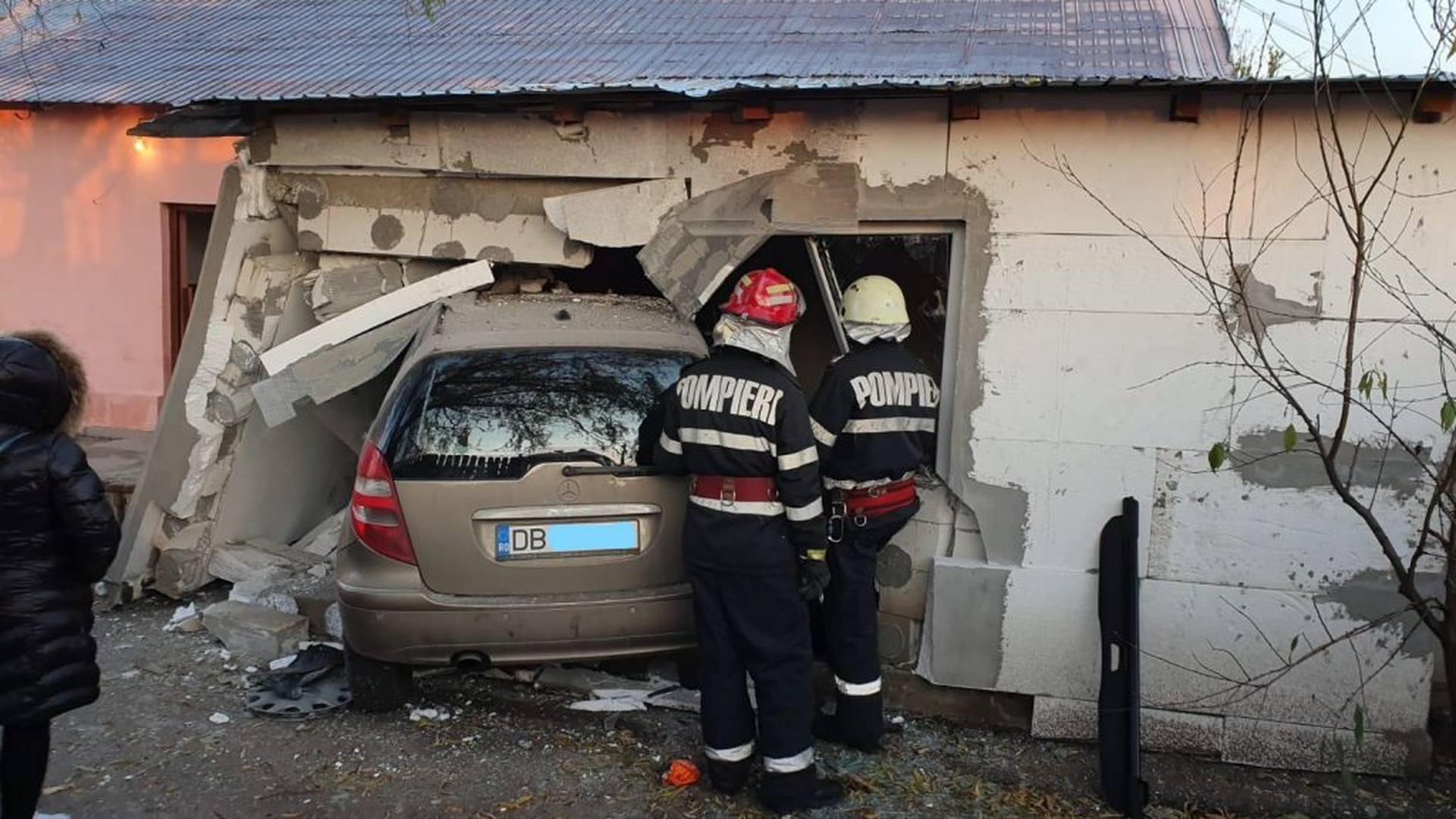 Grav accident în Prahova, după ciocnirea a două autoturisme, o persoană încarcerată
