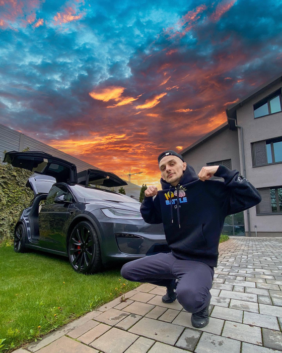 Influencer român, condamnat într-o schemă cu 500.000 de dolari. La un pas de pușcărie după 398 de transferuri frauduloase și consum de substanțe interzise