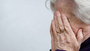 Bătrână din Capitală, jefuită de doi bărbați care purtau măști de protecție împotriva COVID-19. Ce sumă imensă au furat hoții