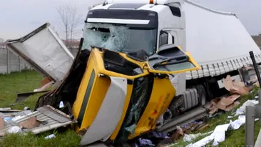 Grav accident pe DN1. Un TIR s-a răsturnat peste o maşină, două persoane au murit