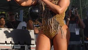 Lil' Kim are forme mult prea generoase, dar ii place la nebunie sa le arate!