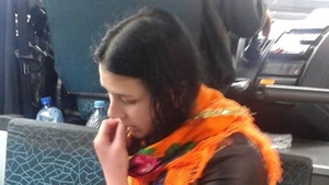 Imagini scandaloase! Ce făcea această tânără de etnie romă într-un microbuz din Brăila