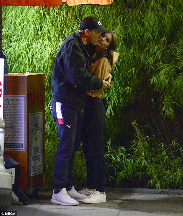 Femeia cu cei mai frumoşi sâni naturali din lume s-a căsătorit! Imagini senzationale din culisele nuntii lui Emily Ratajkowski