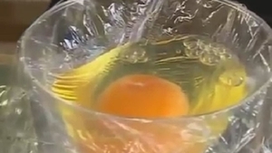 Au spart un ou într-un pahar şi au fost uimiţi de ceea ce s-a întâmplat în scurt timp! Experimentul a devenit viral
