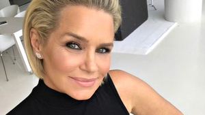 Are 54 de ani, dar arată senzațional în bikini! Yolanda Hadid a găsit elixirul tinereții
