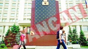Louis Vuitton a castigat "Razboiul Esarfelor"