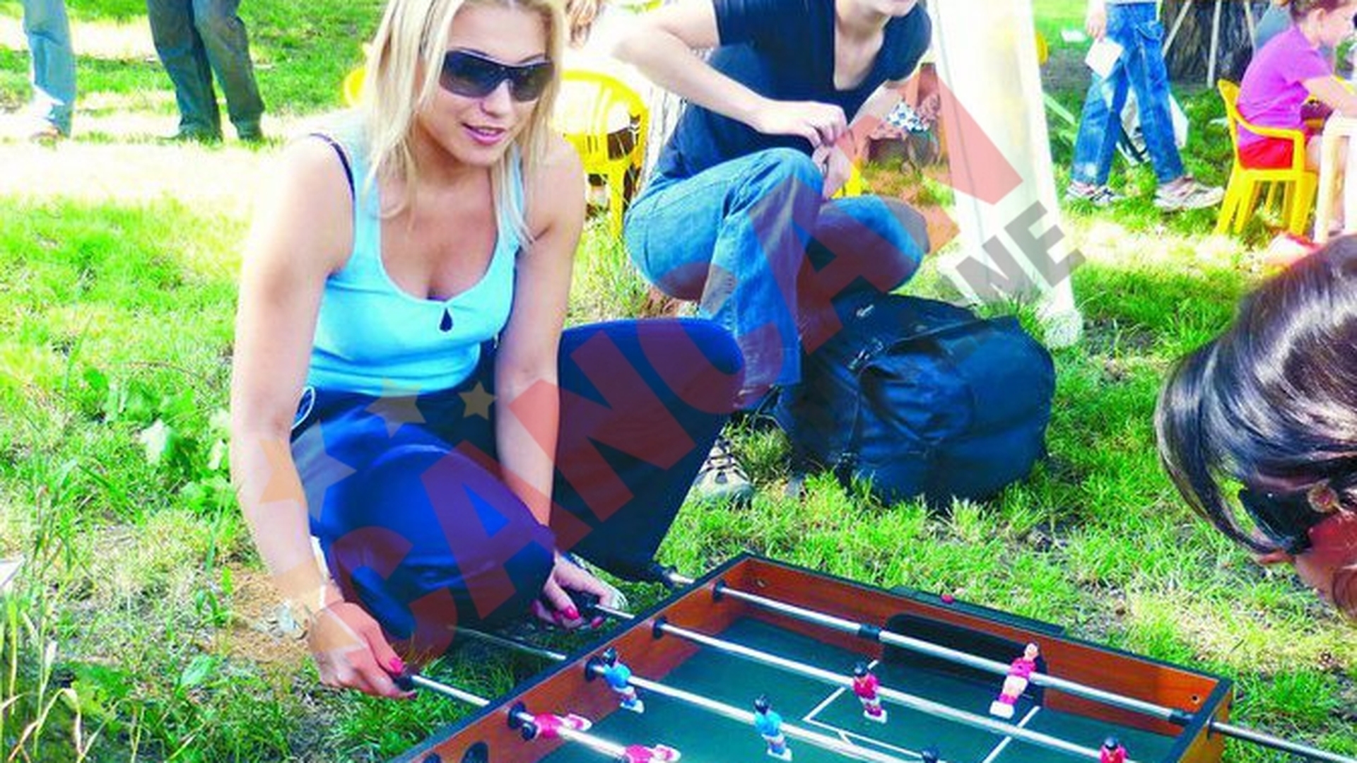 Monica Rosu s-a jucat printre copii in parc