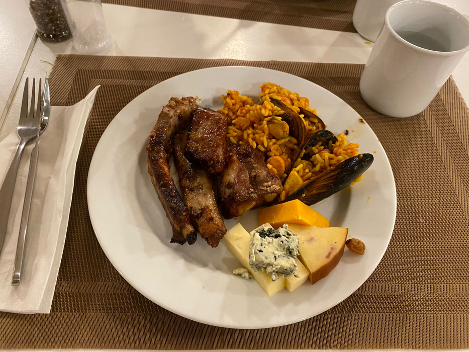 Așa arată un concediu de 8.200 lei în Malta! Ce au primit să mănânce doi turiști români în restaurantul unui hotel de 4 stele din Mellieha