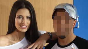 Un cunoscut cantaret de la noi isi face astazi primul tatuaj adevarat: "Intru si eu in rand cu lumea"