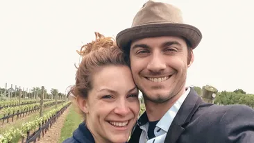 O banală fotografie a făcut-o să izbucnească in plâns! Ce a văzut o tânără prin obiectiv, când se pregătea să-si pozeze iubitul