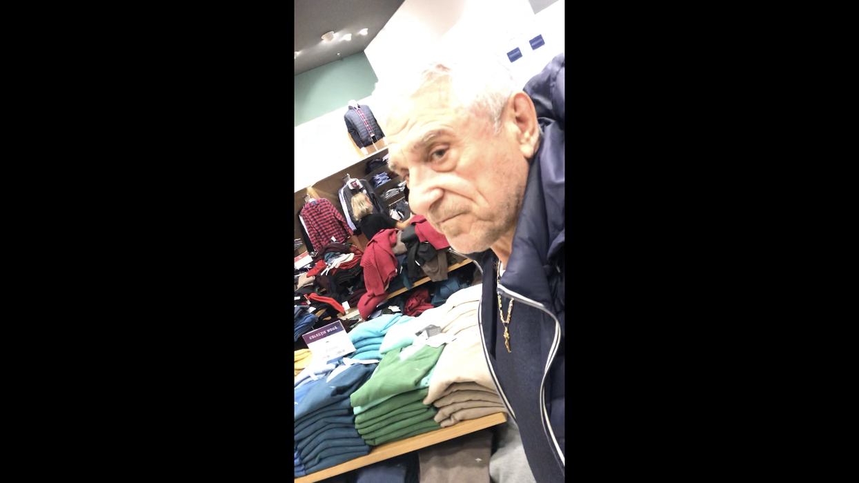 Giovanni Becali își caută pulover, într-un mall din București