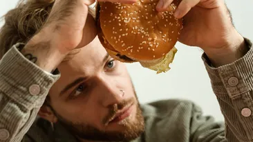 Mulți români fac această greșeală! Cele 12 alimente pe care nu trebuie să le consumi după ora 19:00