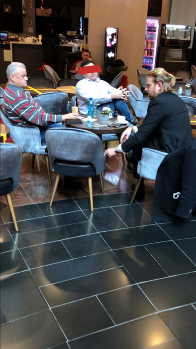 Ilan Laufer, într-o discuție cu Neculai Onțanu și un amic al celor doi, la o cafea la Mall Băneasa