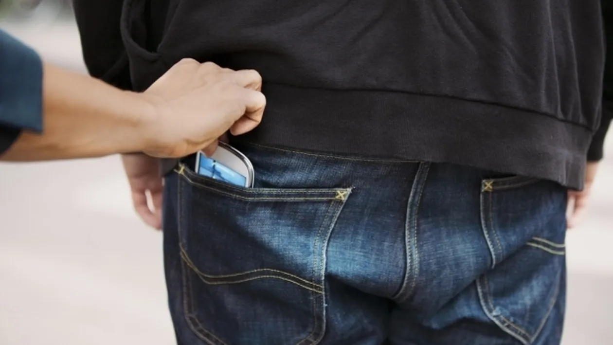 Hoții de buzunare acționează nestingheriți, iar polițiștii dau răspunsuri halucinante: ”Nu avem ce face!”