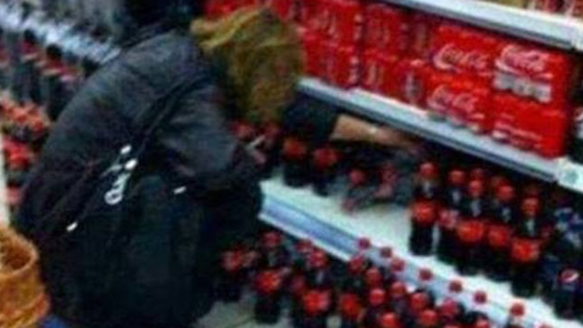 S-a intamplat intr-un hypermarket! O femeie s-a aplecat la raftul de COCA-COLA apoi a facut asta, fara nicio jena!