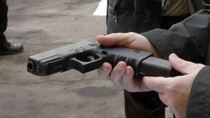 Un bărbat din Buzău a tras cu arma în trei tineri, după ce ei au intrat peste el în casă