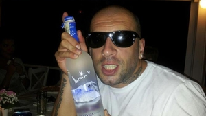 Daca la RMA 2012 a sudat tigara dupa tigara, acum CRBL a dat pe gat vodca! Sa fi cazut prada alcoolului?