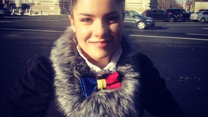VJ Oana Tache de la MTV, ţinută 100% made în România, de 1 Decemrie! Ce părere ai de stilul ei, îţi place?
