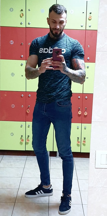 Cum arăta ispita Narcis Bujor în liceu, fără mușchi și fără tatuaje. Imaginile din Tecuci pe care „fiorosul” de la Insula Iubirii le-ar vrea șterse