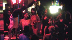 Show la bara pentru Raluka! Un barbat a dansat special pentru cantareata, chiar sub privirile iubitului ei!