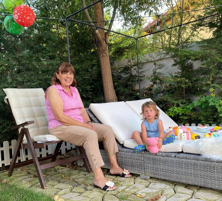 Elena Udrea, într-o rochie foarte decoltată și strâmtă pe bustul generos. Ea și Adrian Alexandrov își sărbătoresc azi fetița. Eva Maria a avut ținuta asortată cu a mamei sale