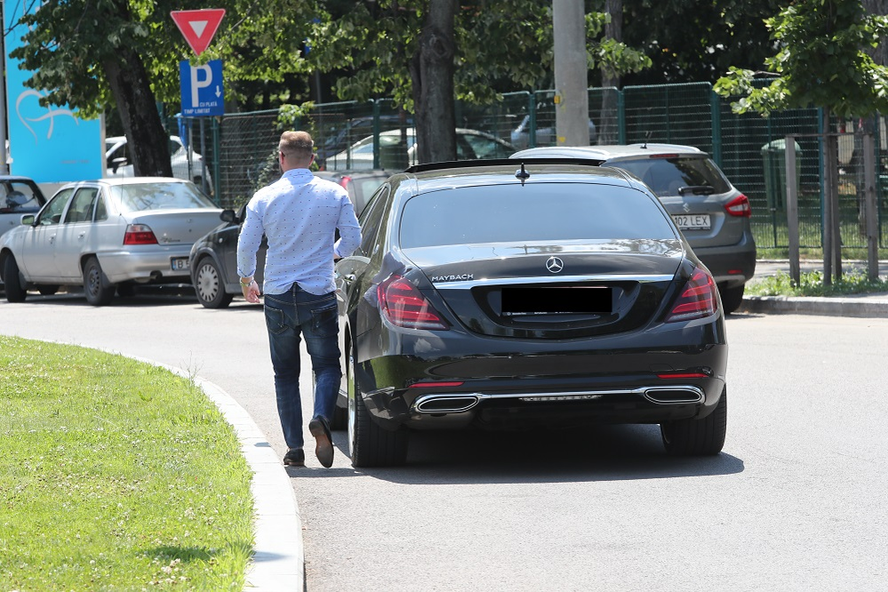 Andrei Neacșu îi face concurență lui Gigi Becali, și-a luat Maybach de 180.000 €!