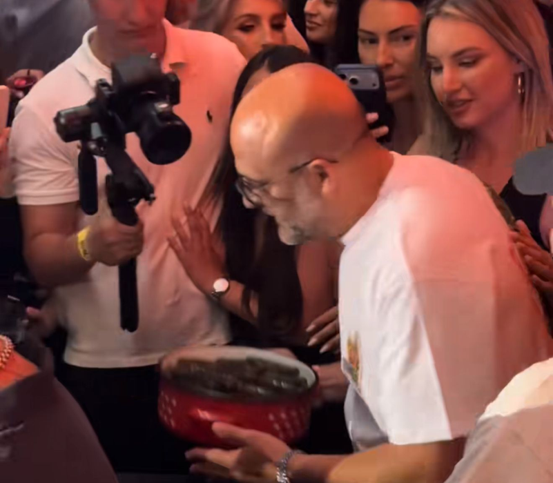 Mahmut Orhan a împărțit sarmale la Nuba! Cel mai viral DJ al momentului a făcut show în Mamaia!