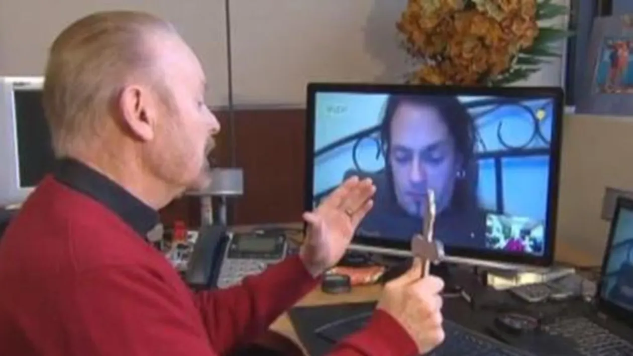 Imagini TERIFIANTE! Un preot exorcizeaza un barbat POSEDAT de demoni pe Skype!