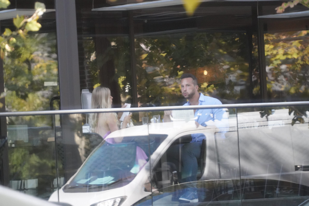 Tristan Tate a ieșit la restaurant însoțit de o blondă misterioasă