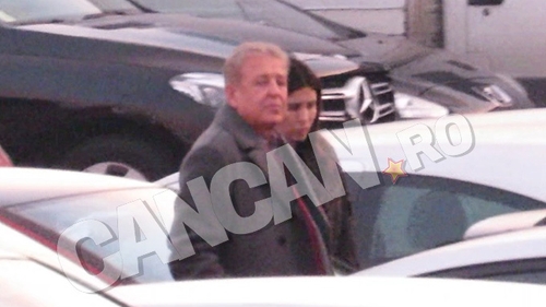 La 4 ani de la moartea regizorului, Dana (36 de ani) a fost filmată în compania unui bărbat mult mai în vârstă. Avem imaginile în premieră. Văduva lui Sergiu Nicolăescu iubeşte din nou?!