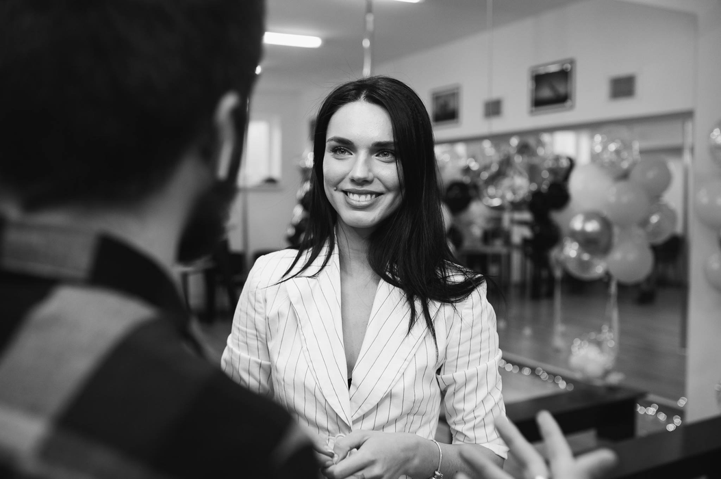 Recunoști cine este șatena din imagine? O vezi la Insula Iubirii 2025