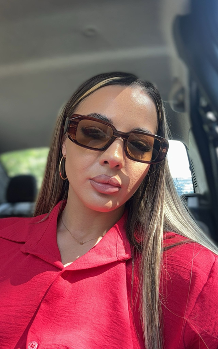 Roxana Țuțu s-a ascuns în spatele ochelarilor