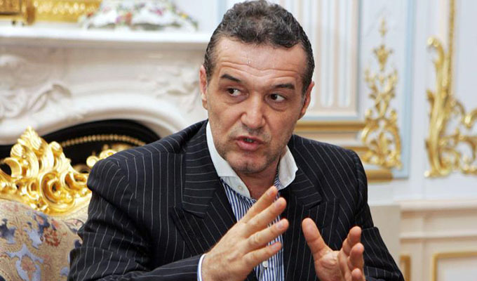 Gigi Becali şi-a desenat steaua în faţa casei după ce a pierdut campionatul