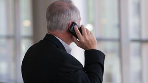 Bărbat de 83 de ani, care racola minore în gară și le cerea anumite favoruri pentru 100 de lei, prins de jandarmi