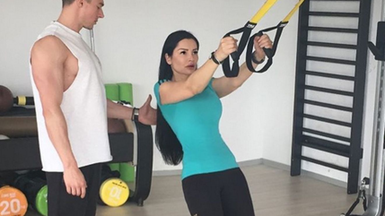 BRIGITTE SFĂT trage din greu în sala de fitness! Bruneta şi-a arătat abdomenul, după ce a slăbit foarte mult