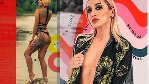 Cu trupul jumătate tatuat, o vezi și pe loc te-a fermecat! Ramona este cea mai sexy dansatoare, cu mișcări provocatoare!