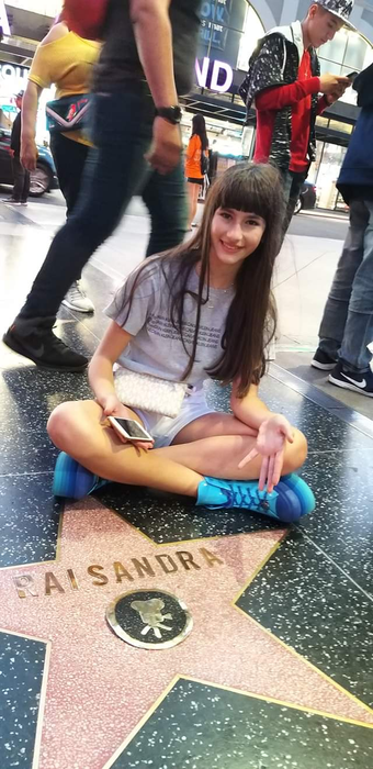 Raisandra, victorioasă la un prestigios concurs de la Hollywood: a luat Placheta de Campion Mondial pe muzică și 8 medalii